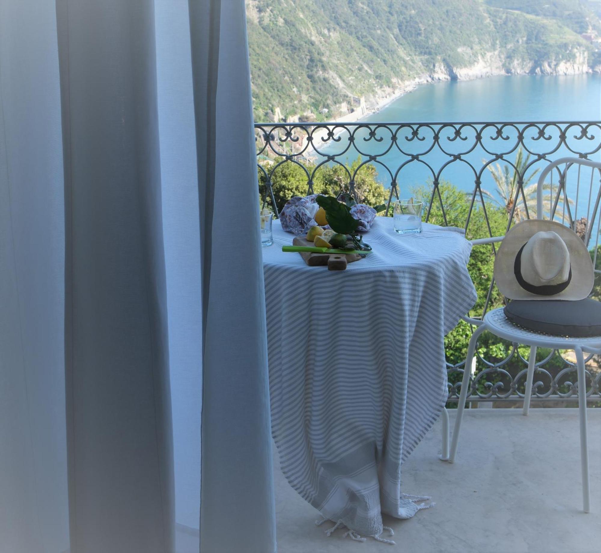 My Place Your Place Corniglia Exterior foto